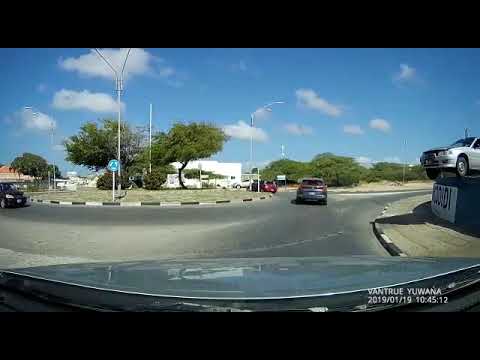 Homber ta perde control riba auto y bula cune na rotonde Seroe Blanco