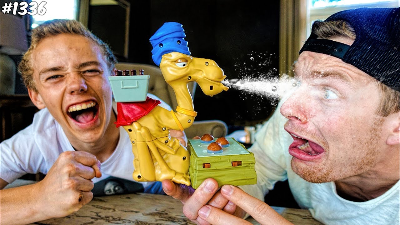 KAMEELTJE SPUUG! - ENZOKNOL VLOG #1336 - YouTube
