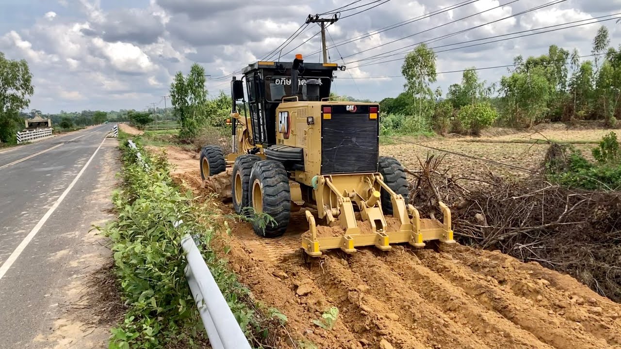 CAT140H VHP PLUS เจ้ายักษ์ตัดเกรดและลงลิปเปอร์￼มิกดินขยายไหล่ทางถนนหมายเลข2210 EP.1107