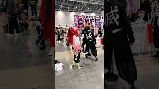 The cutest mishap at the anime convention: Mimi trying to jump rope with Kaburamaru! #kids #cosplay
