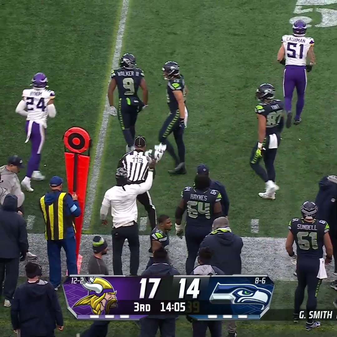 Kenneth Walker catches for an 8-yard Gain vs. Minnesota Vikings