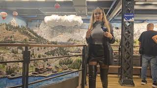 4K Granate Travelling visiting #Miniatur #Wunderland #Hamburg, miniskirt, thigh high boots