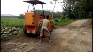 Video lucu orang gila ngamuk alat berat