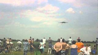 Vulcan XH558 (from underneath) landing at Waddington 2011