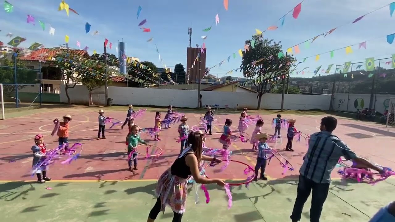 Dança da turma do  infantil (bambolê-palavra cantada)