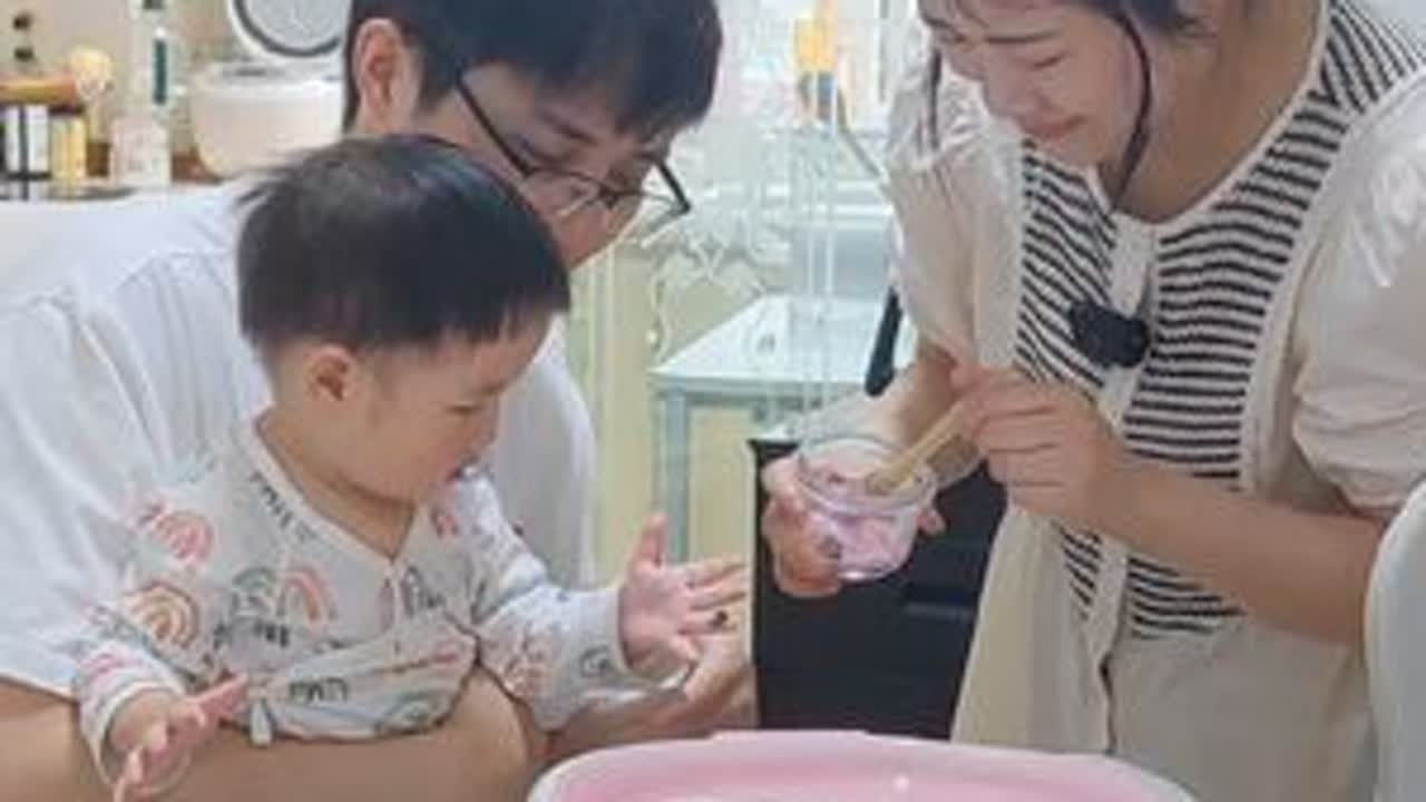 谈恋爱12年结婚2年的小夫妻日常:院子里的西红柿熟了，摘一个全家一起吃哈哈哈 #婚后生活 #我们一家的平淡生活 #生活vlog #夫妻日常 #琐碎日常