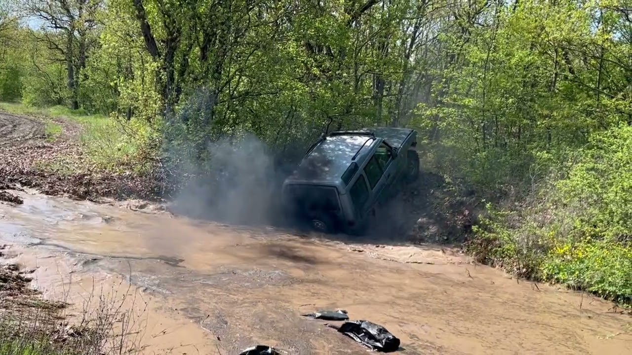 Land Rover 🆚 Jeep | Off-Road Battle 🚜🧐 Who Wins in the Mud?