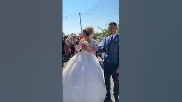 شوف العروس شلون تغور زوجه العريس لمطلكه بالورد 😒😂