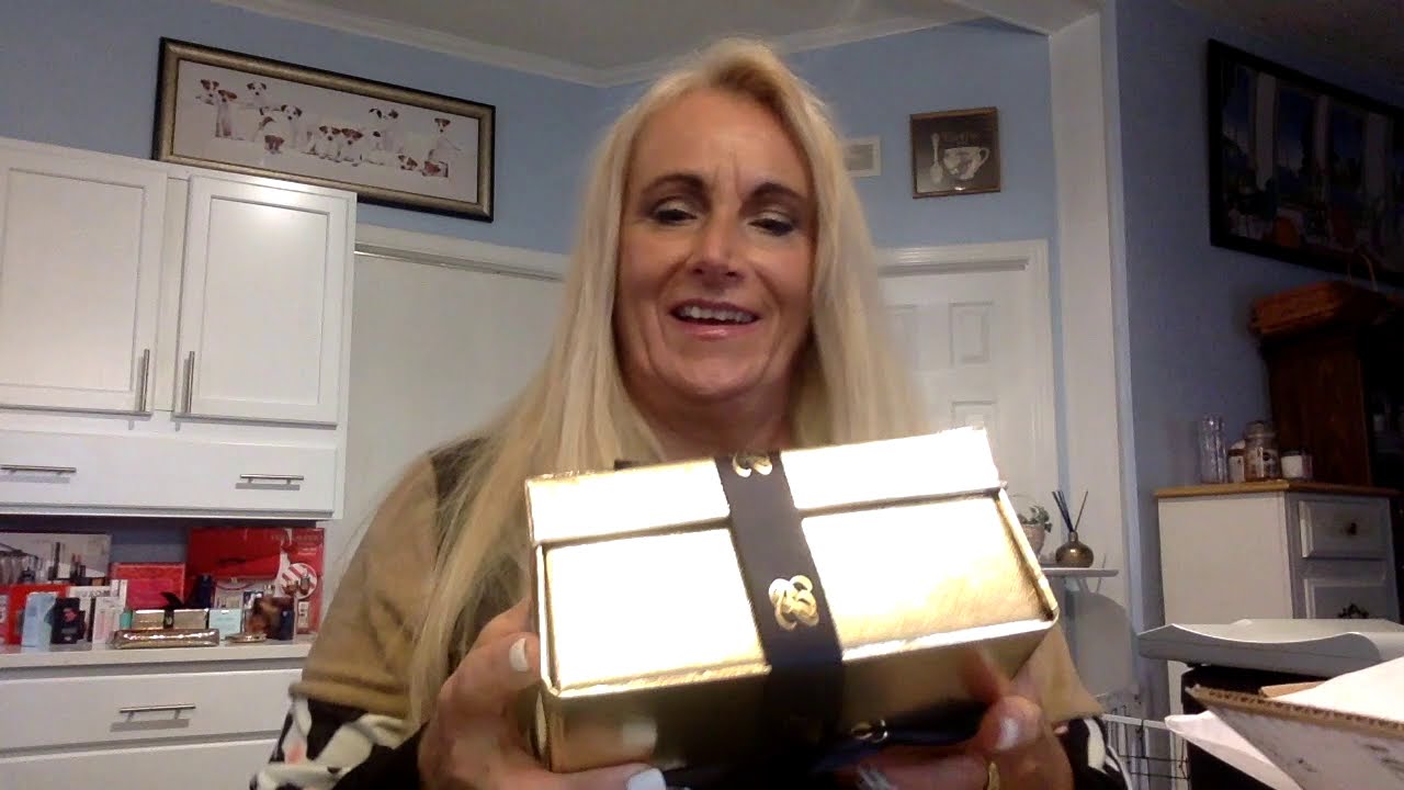 Estee Lauder GIFT BOX UNWRAPPING