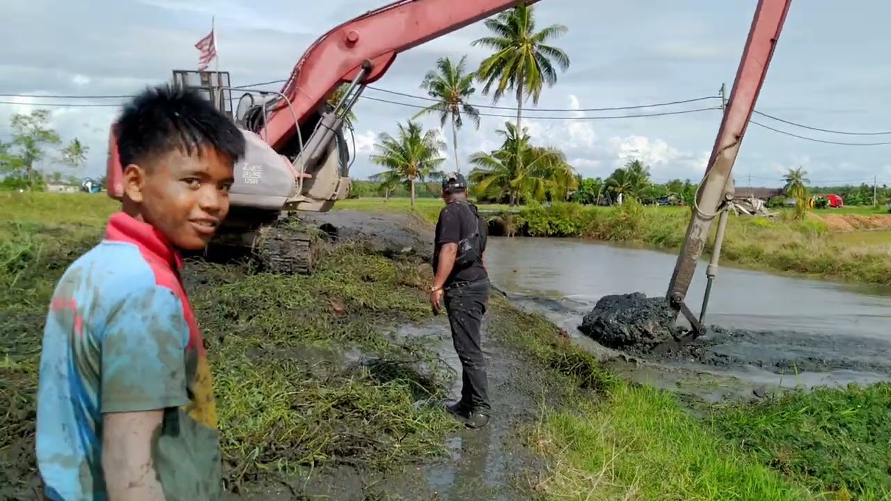 LUBUK IKAN TILAPIA BESAQ BESAQ BAS TELAH DIKOREK DENGAN EXCAVATOR LONG ARM HITACHI ZAXIS 225 USR