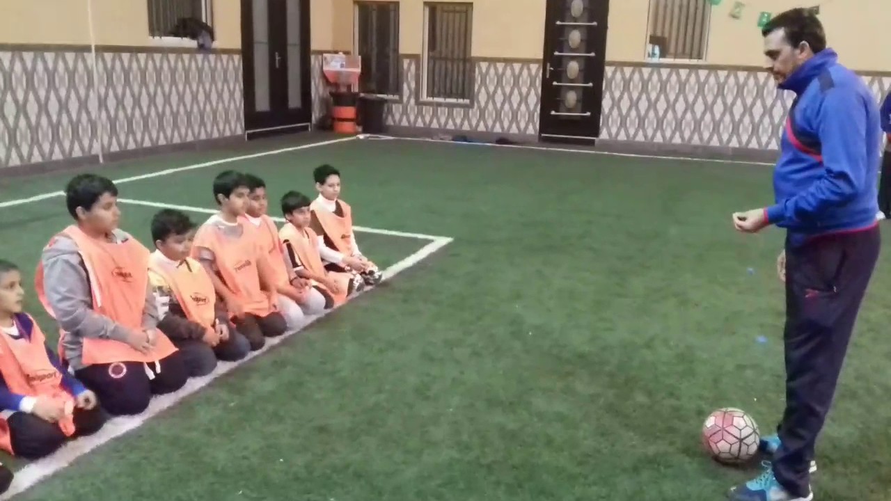 تعليم مهارة ركل الكرة بباطن القدم