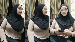 Bunda jilbab cantik bersih manis alami duduk santai di malam hari