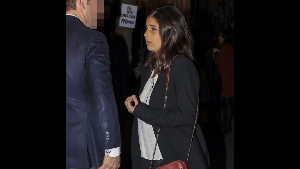 Cayetana Rivera, muy triste, en el funeral de Rafa Serna, uno de los mejores amigos de... elton john