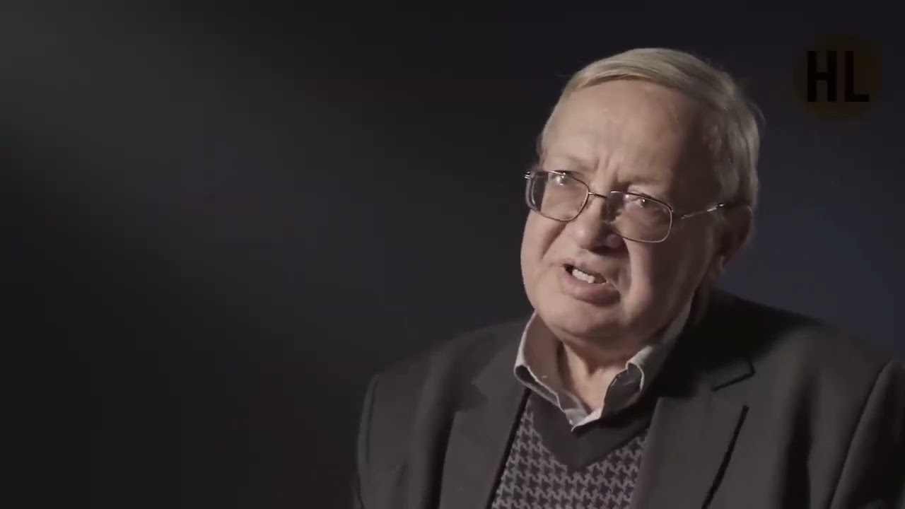 Сталин на мавзолее смотрит на парад