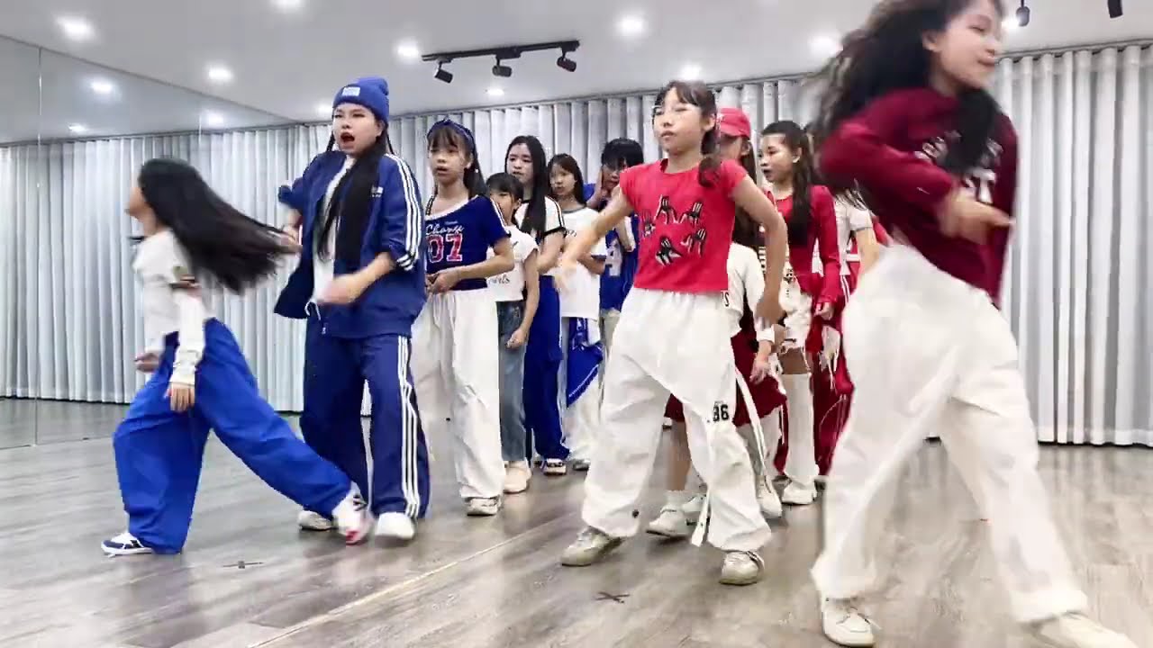 Team Red or Team Blue – Which Side Are You On? 🔥 | Team Đỏ hay Team Xanh – Bạn Thuộc Phe Nào?