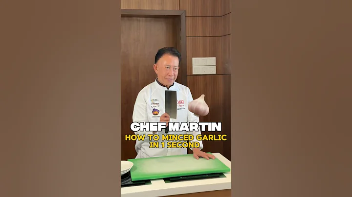 Legend Chef Uncle Yan teaches how to mince garlic fast #martinyan #masterchef #garlic #knifeskills thumbnail