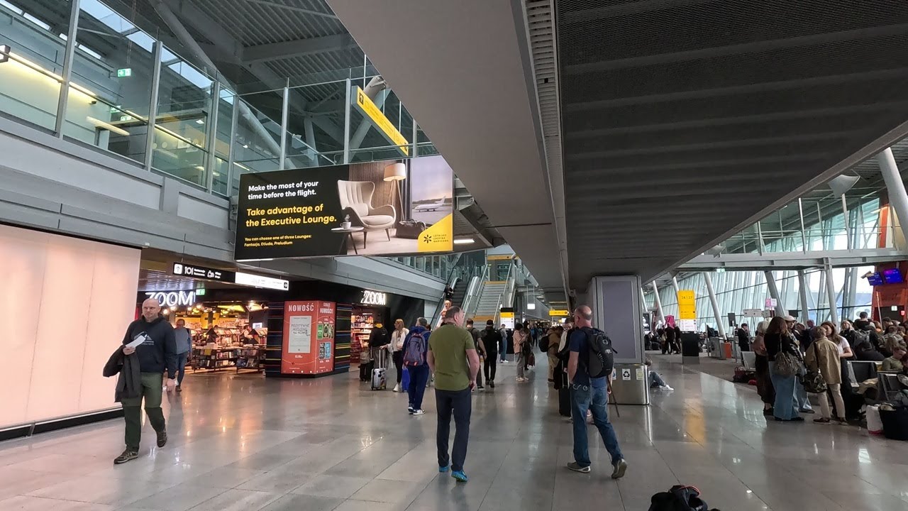 ⁴ᴷ⁶⁰ Walking Warsaw, Poland: Warsaw Chopin Airport departures hall