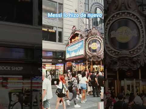 वीडियो: न्यूयॉर्क शहर में मैसी के सैंटालैंड में सांता का दौरा