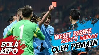 Momen Lucu Saat Wasit Mendapatkan Kartu Merah