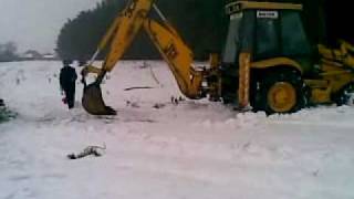 Nissan Navara 4x4 vs śnieg 0:1 - wyciąganie Navary przy pomocy kopary ;)