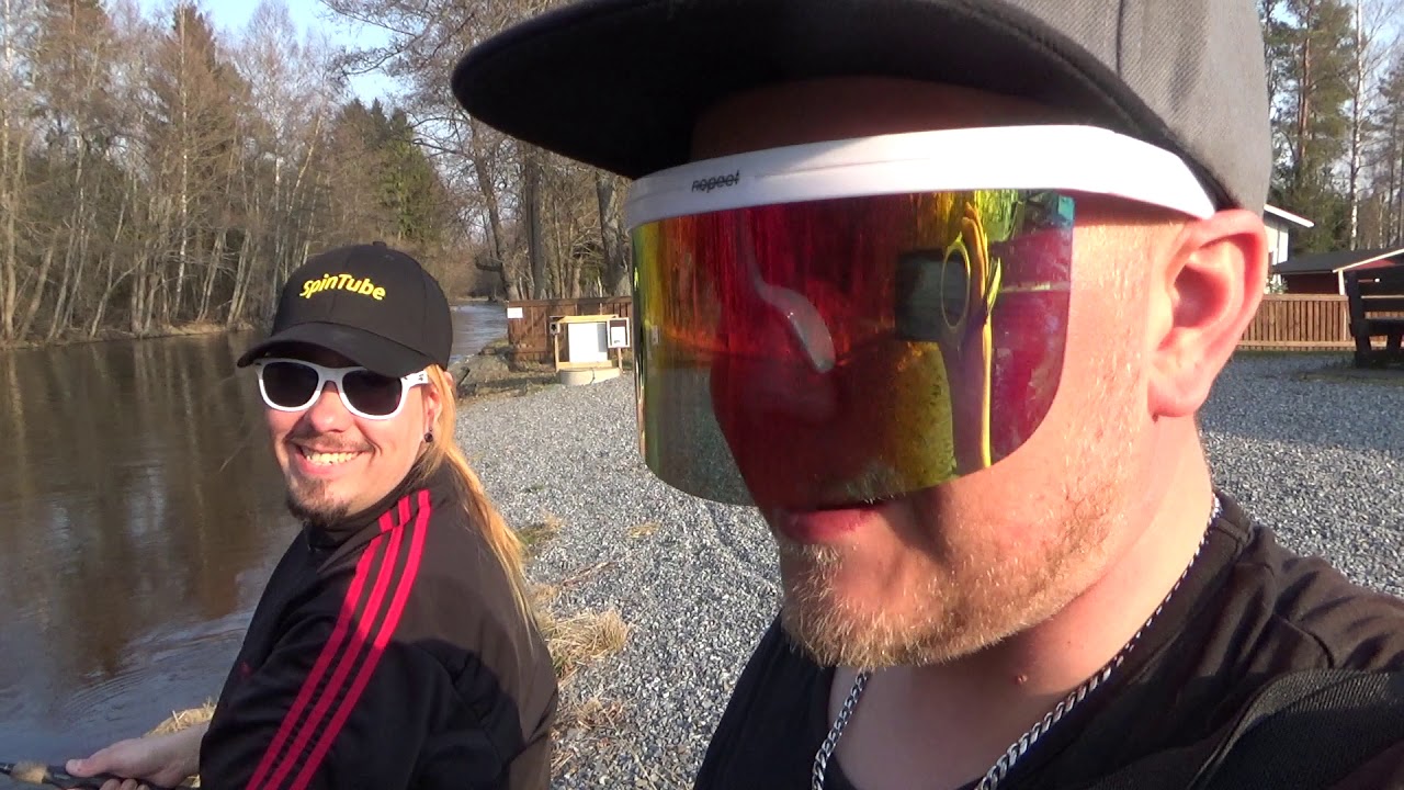 Niilo22 kans jutellaan joen varressa