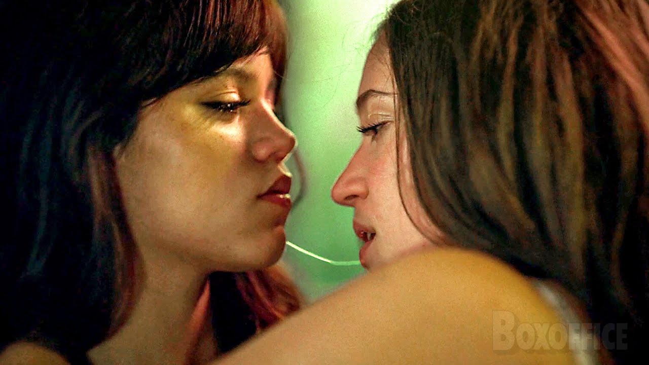 "On fait ce que toutes les filles font" | Miller's Girl | Extrait VF