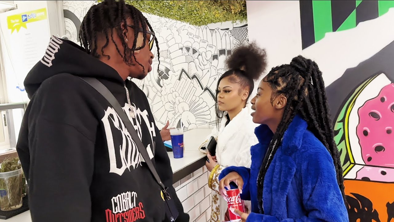 Я столкнулся с девушкой, которую, как все говорили, я искалечил на пижамной вечеринке