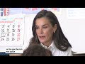 La Reina Letizia visita el colegio de Oviedo en el que estudió con emotivos reencuentros