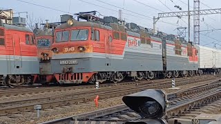 ВЛ80т-2085 с грузовым поездом следует на перегоне Мин-Воды-Суворовская и приветливая бригада.