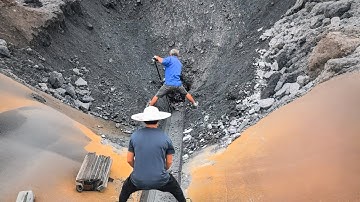 Barge unloading 3300 tonnes of gold phosphate ore - continuous flow, relaxing