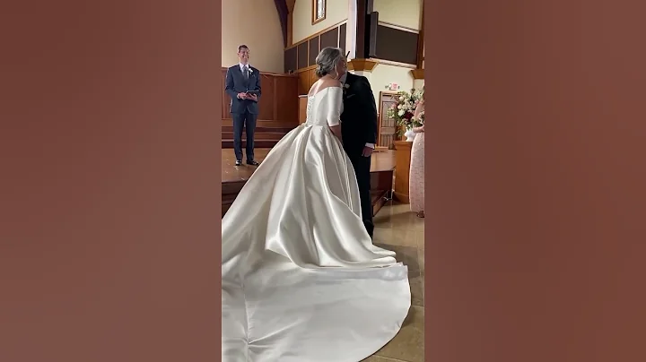 How To Walk Down The Aisle … via: @timewithlynn #wedding #weddingshorts