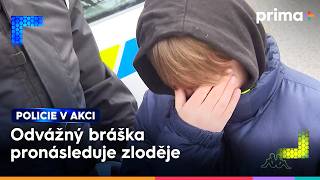 Starší Bráška Okradeného Chlapce Pronásleduje Pachatele Policie V Akci