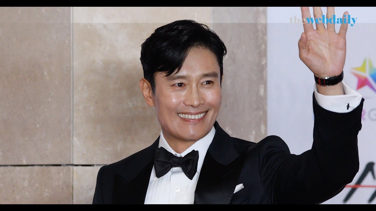 [WD영상][4K] ‘팬이 있는 곳은 단번에 알아 봄~’ 이병헌 2018AAA 레드카펫 현장