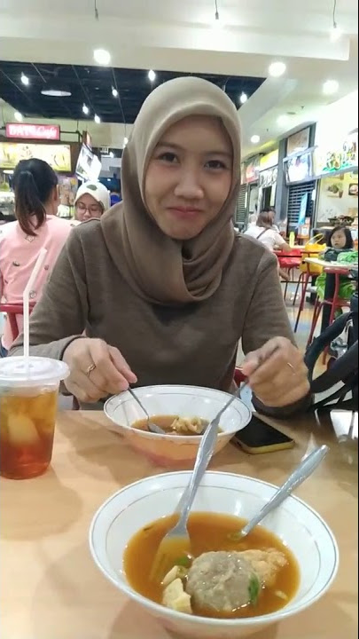 Makan sama pacar yg so cantik
