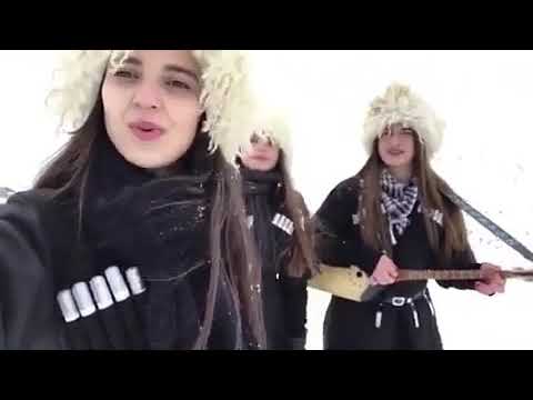 Грузинские девушки на улицах. Грузинские девушки поют. Ани цискараули. Грузины девушка поют. Грузины девушка поют.