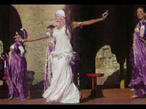 Saida junto al ballet "Rakkasah" y la Orquesta de ...