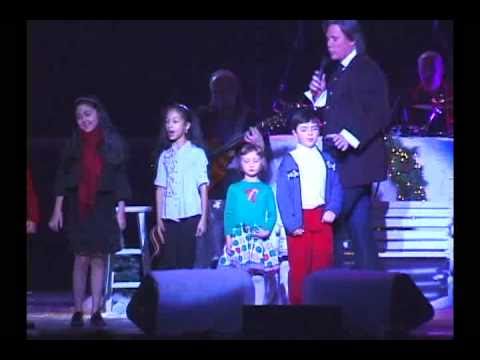 Danielle Becht singing with Kenny Rogers at XMAS C...
