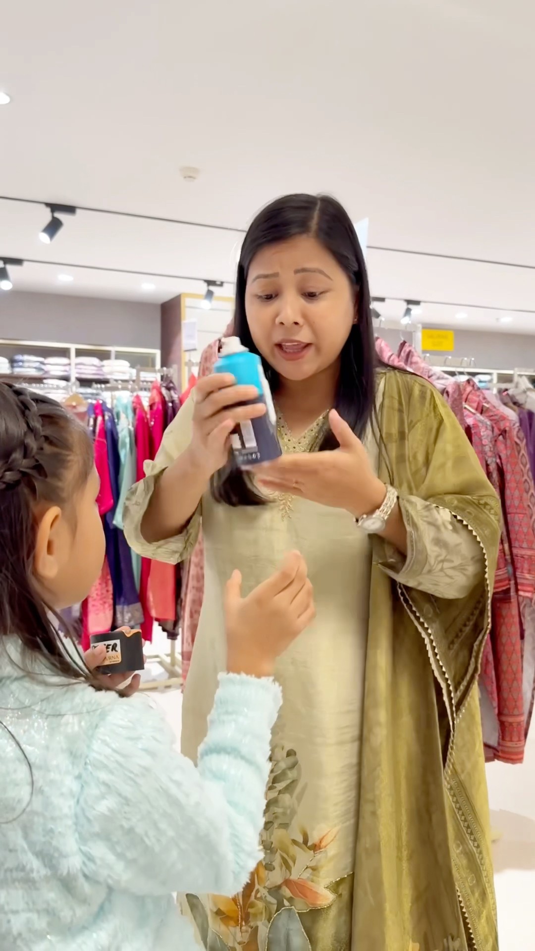 Mummy Ne Free Ka Spray Sab Khatam Kar Di