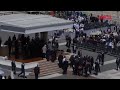 Sviene per caldo durante udienza in Vaticano, Papa accorre in suo aiuto