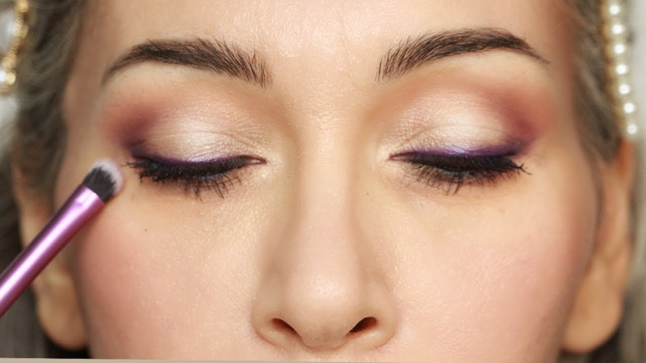 Impara a sfumare gli ombretti in modo professionale. Trucco occhi sul viola.