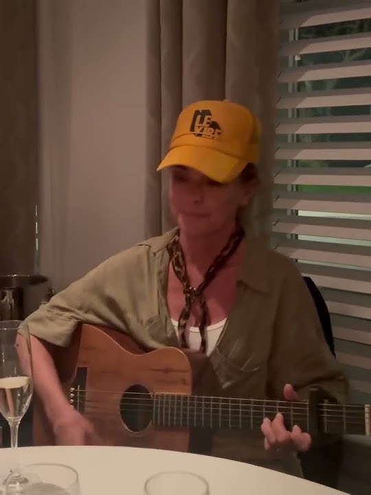 Shania Twain joins a singer at a restaurant for an impromptu duet - 'You're Still The One'