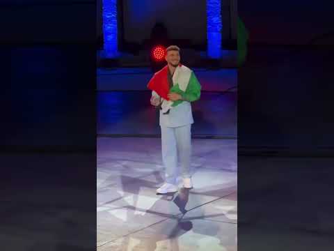 الشامي يرفع علم فلسطين خلال حفلتة في تونس