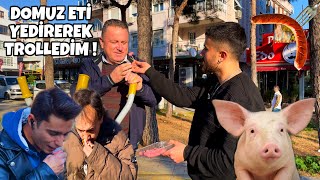 Sokakta Domuz Eti̇ Sosi̇si̇ Yedi̇rerek İnsanlari Trollemek %100 Komedi̇