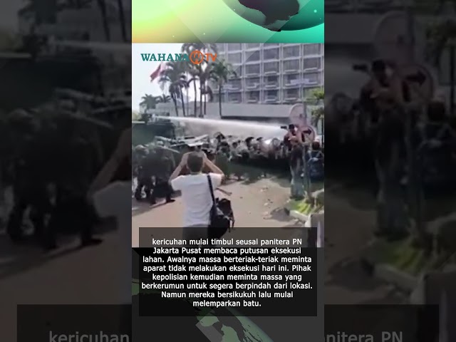 Eksekusi Hotel Sultan Ricuh, Massa yang Menolak Eksekusi Lempari Batu & Kayu