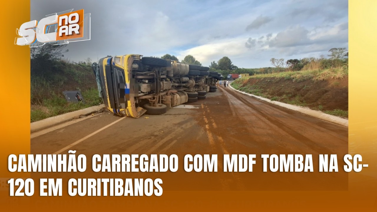 Caminhão carregado com MDF tomba após sair da pista em Curitibanos