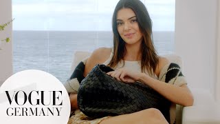 Kendall Jenner: Ein Blick in ihre Handtasche | In The Bag | VOGUE Germany