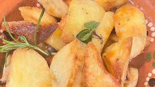 The BEST way to make oven roasted crispy potatoes/ The Best Roasted potatoes(Garlic and Rosemarry)