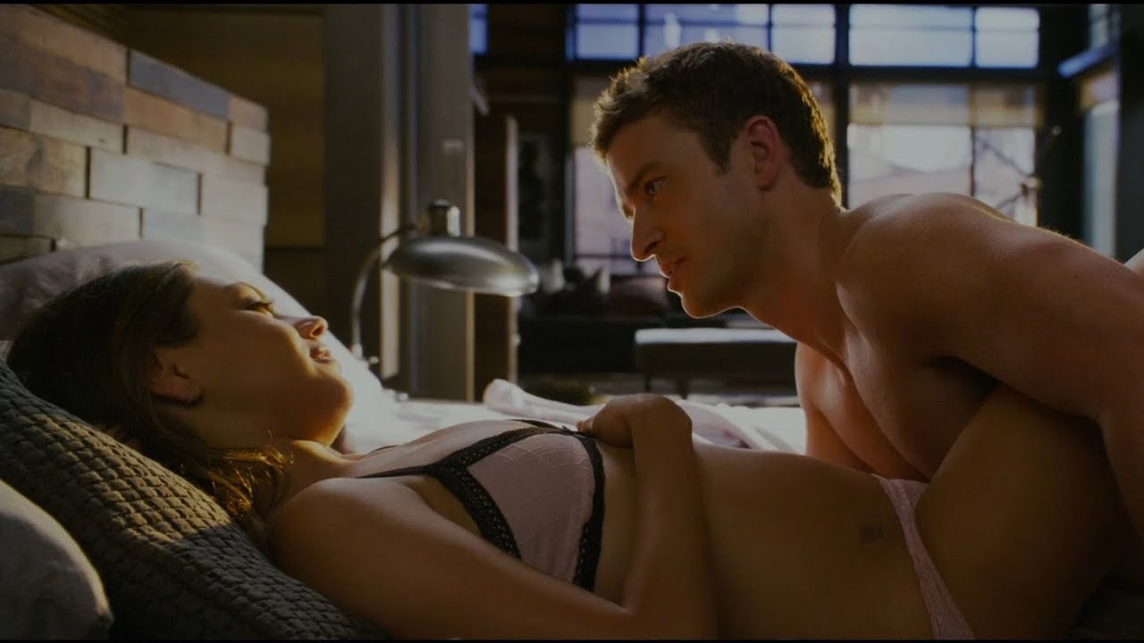 Friends with Benefits, в оригинале — «Друзья с привилегиями») — романтическ...