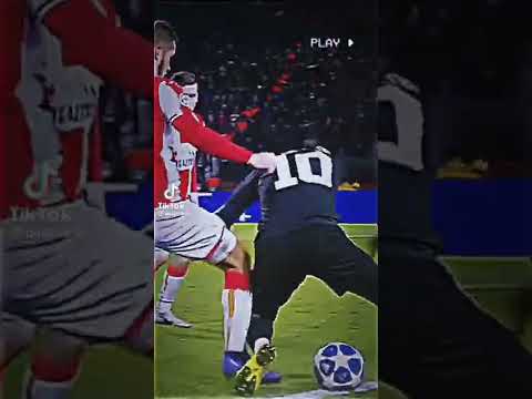 انت يا صاحبي بتضحكلي