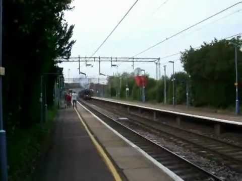 Oliver Cromwell 70013 at Speed through Hatfield Pe...